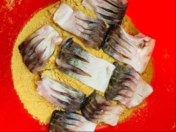 Món cá đem ủ thứ bột thơm phức thành đặc sản độc lạ ở Phú Thọ: Ăn một lần mê tới già, khách đóng thùng mua làm quà