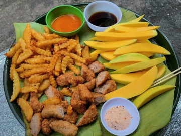 Món ăn vặt có cái tên dễ gây hiểu lầm lại được yêu thích nhất Thủ đô: Top 6 địa chỉ uy tín, ăn thử là nghiện ngay!