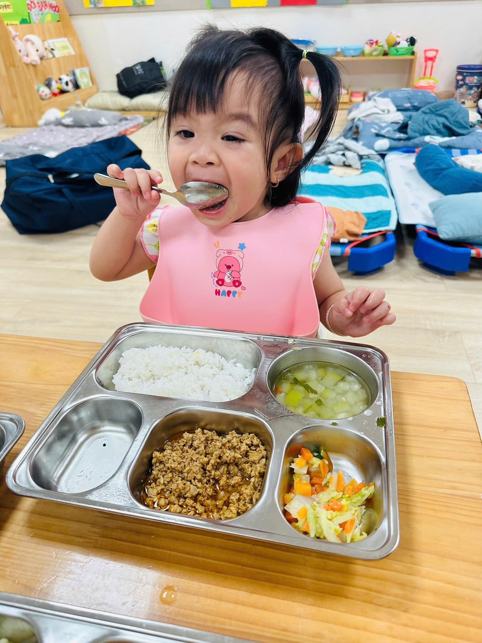 16 tháng tuổi đã đi học, nhìn loạt bữa ăn ở trường quốc tế học phí 150 triệu/năm của con gái Kha Ly ai cũng “choáng” - 4