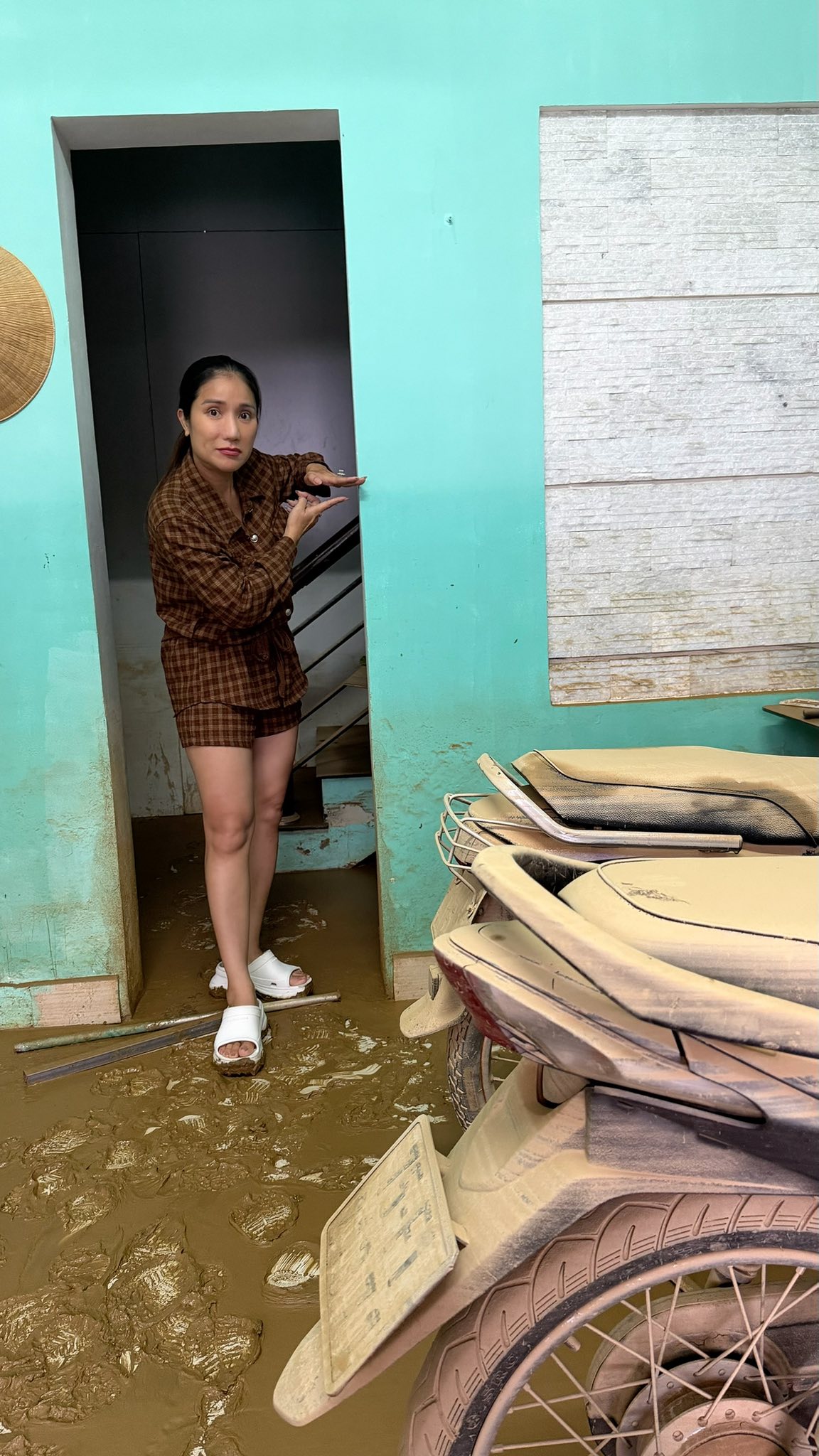 MC Cát Tường trước căn nhà đầy bùn đất sau khi cơn bão 13 càn quét qua - 4