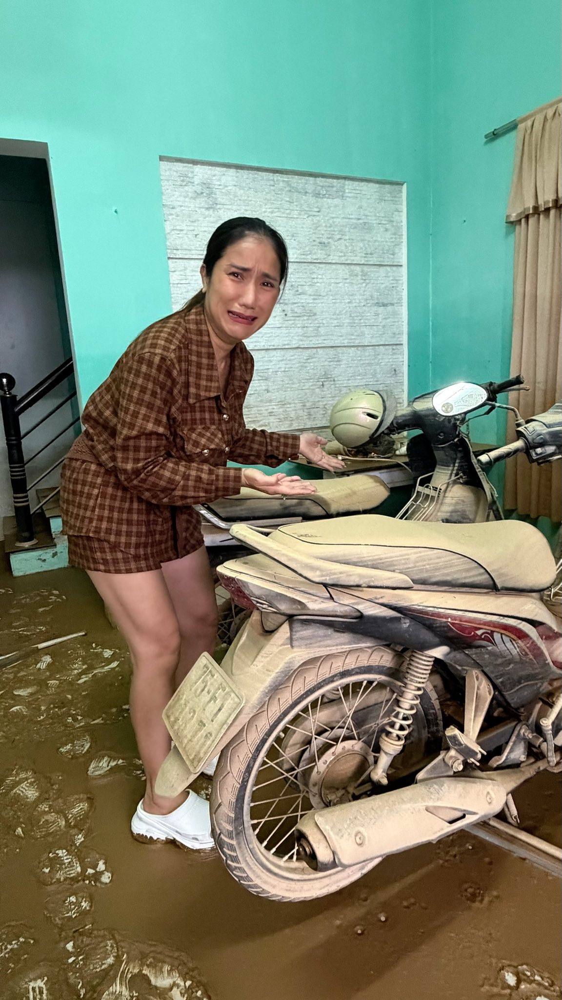 Cận cảnh căn nhà đầy bùn đất của MC Cát Tường.