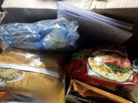 Mẹ ở quê gửi cho nhiều mì tôm, phở gói, con gái mở ra thấy thứ sâu bên trong mà đỏ hoe mắt