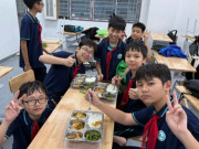 Yêu con - Phụ huynh Hà Nội khoe bữa tối của các trường khi con mắc kẹt vì mưa ngập đêm qua: Nơi mì tôm, nơi cơm 5 món đề huề