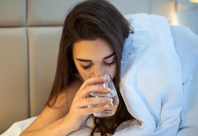 Khát nước liên tục là một trong những triệu chứng điển hình của bệnh tiểu đường. Khi lượng đường trong máu tăng cao, thận phải hoạt động nhiều hơn để lọc và đào thải glucose dư thừa ra ngoài thông qua nước tiểu, khiến cơ thể mất nước và gây cảm giác khát liên tục. 
