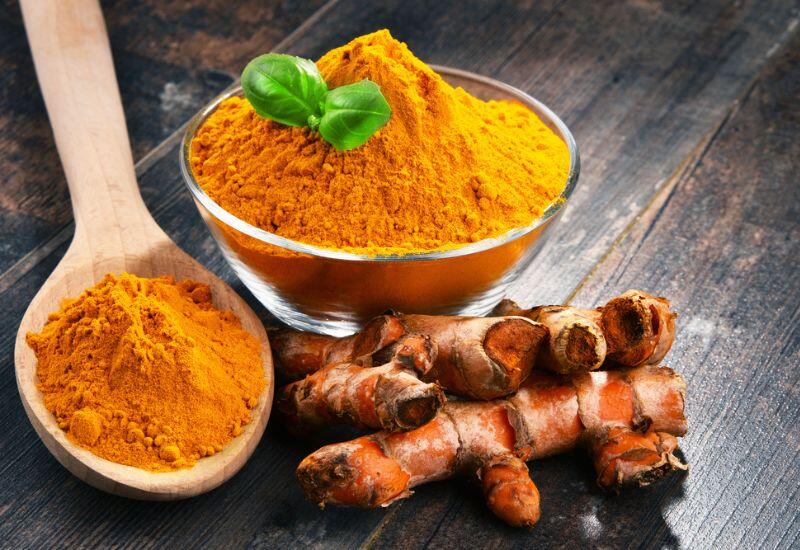 Nghệ là loại củ quen thuộc trong gian bếp Việt, có màu vàng óng và mùi hăng nồng đặc trưng. Dù mang vị đắng nhẹ, người không quen mùi vị sẽ khó sử dụng, nhưng nghệ từ lâu đã được xem là “vị thuốc quý trong bếp”, xuất hiện trong nhiều món ăn và bài thuốc dân gian.
