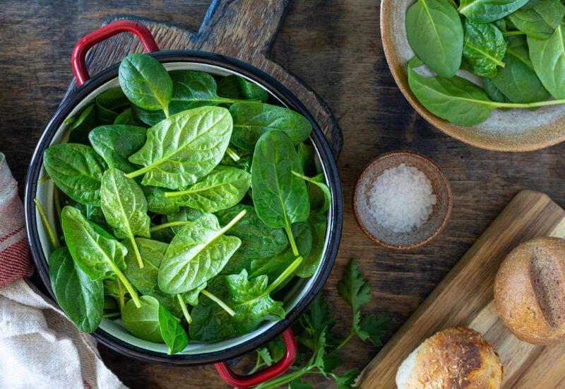 Cải bó xôi là loại rau nổi tiếng với khả năng chống oxy hóa, tăng cường miễn dịch và hỗ trợ tim mạch. Trong rau này chứa hàm lượng lớn axit oxalic và purin, hai chất gây cản trở quá trình lọc của thận, nguy cơ hình thành sỏi thận và rối loạn chuyển hóa.
