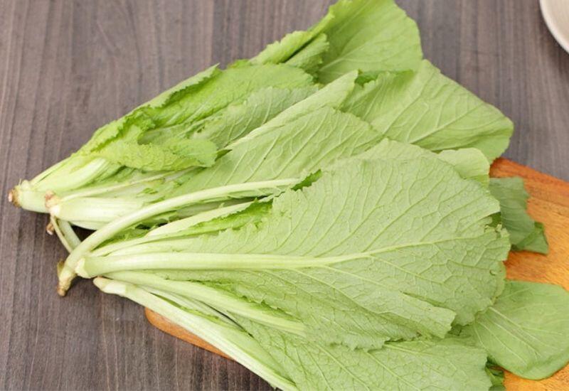 Cải bẹ xanh chứa nhiều chất chống oxy hoá beta-carotene, lutein, zeaxanthin, flavonoid giúp bảo vệ tế bào khỏi tổn thương do các gốc tự do gây ra. Nhờ đó, cải bẹ xanh có tác dụng làm chậm quá trình lão hóa, hỗ trợ hệ tim mạch, tăng cường thị lực và ngăn ngừa ung thư. 