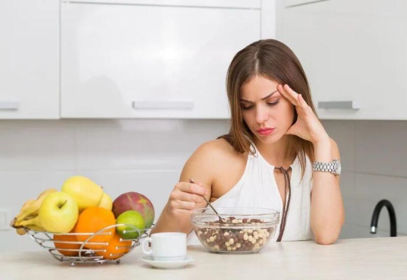 Do bận rộn hoặc muốn giảm cân, nhiều người có thói quen bỏ bữa sáng, việc này khiến gan phải tăng cường phân giải glycogen để tạo năng lượng cho buổi sáng, dẫn đến rối loạn chuyển hóa đường – mỡ. Lâu dần, hình thành mỡ tích tụ nhiều hơn trong tế bào gan.
