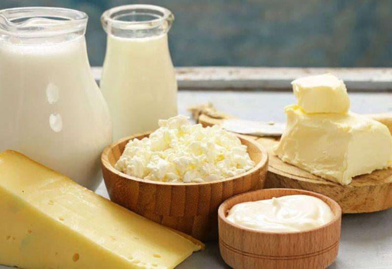 Phô mai được xem là “kho báu canxi”, trung bình 100g phô mai tự nhiên có thể cung cấp đến 799mg canxi, cao gấp nhiều lần so với sữa tươi. Ngoài ra, phô mai còn chứa protein, vitamin A, B12, kẽm và phốt pho, giúp duy trì sức mạnh của xương, răng và cơ bắp.