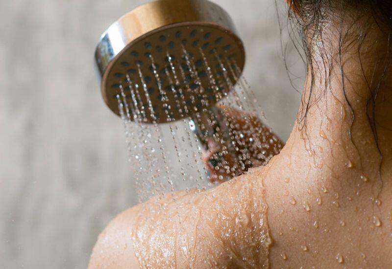 Tắm giúp làm sạch da và loại bỏ bụi bẩn, nhưng nếu tắm quá thường xuyên, sử dụng xà phòng diệt khuẩn mạnh, da sẽ mất đi lớp dầu tự nhiên và vi sinh vật có lợi. Việc này khiến hàng rào bảo vệ da bị tổn thương, dẫn đến tình trạng khô, bong tróc, dễ kích ứng hoặc viêm da.