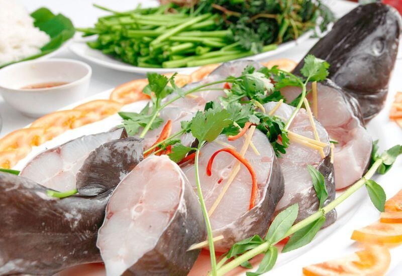 Cá lăng được mệnh danh là “vua cá sông” nhờ phần thịt trắng, ít xương và chứa lượng đạm dồi dào. Loại cá này giàu axit amin giúp phục hồi năng lượng, có khả năng chống oxy hóa mạnh mẽ nhờ vitamin A và E. Protein trong cá lăng cũng dễ hấp thụ, phù hợp với người lớn tuổi.