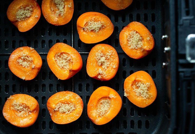 Mơ khô cung cấp beta-carotene, vitamin A, kali và chất xơ tự nhiên, giúp duy trì sức khỏe mắt, cải thiện thị lực và hỗ trợ hệ miễn dịch. Chất xơ trong mơ còn giúp điều hòa tiêu hóa, giảm táo bón và cân bằng đường huyết, đặc biệt hữu ích với người trung niên và cao tuổi.