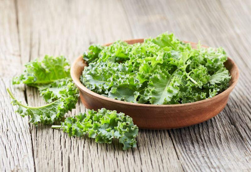 Cải xoăn chứa tinh bột thấp, giàu chất xơ, tạo cảm giác no lâu và hỗ trợ kiểm soát đường huyết. Vitamin A, K trong cải giúp giảm viêm, bảo vệ tế bào và duy trì mạch máu ổn định. Rau còn cung cấp lutein và zeaxanthin, phòng ngừa thoái hóa điểm vàng và các bệnh tim mạch. 