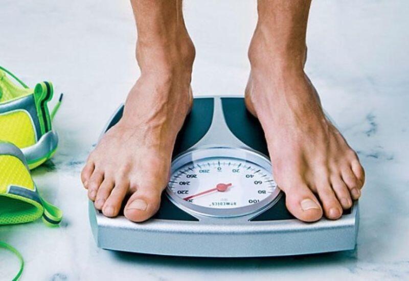 Sụt cân đột ngột mà không thay đổi trong khẩu phần ăn hoặc mức độ vận động. Người bệnh có thể nhận thấy sự giảm cân đi kèm tình trạng chán ăn, suy nhược, cảm giác đầy bụng hoặc khó tiêu. Các biểu hiện này diễn ra âm thầm khiến nhiều người chủ quan do cơ thể mất sức. 