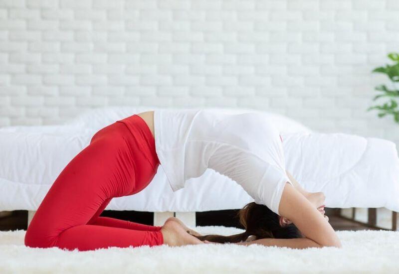 Khi thực hiện tư thế lạc đà, ngửa người ra sau, vùng bụng được kéo giãn, từ đó kích thích hệ tiêu hoá hoạt động hiệu quả hơn, giúp giảm đầy hơi, khó tiêu. Tư thế này còn giúp máu dồn về vùng đầu và cổ, cải thiện lưu lượng máu lên não, giúp giảm mệt mỏi và căng thẳng.