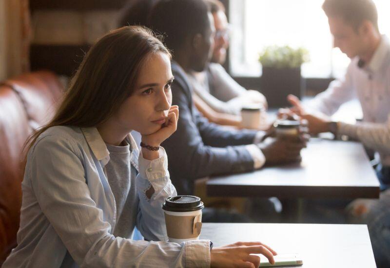 Não bộ con người hoạt động nhờ vào sự kết nối. Khi thiếu tương tác xã hội, các vùng não phụ trách điều hòa cảm xúc, trí nhớ. Sống trong trạng thái cô lập kéo dài làm tăng nguy cơ trầm cảm, suy giảm nhận thức và bệnh Alzheimer.
