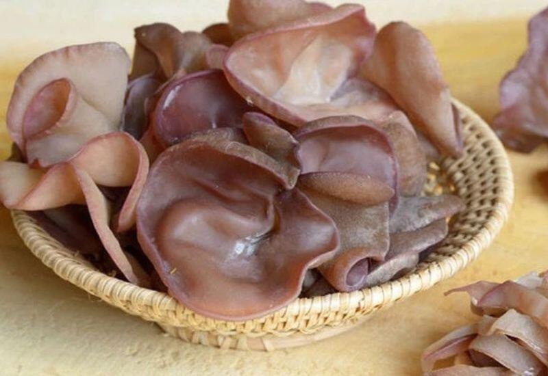 Nấm mộc nhĩ chứa hàm lượng protein, chất xơ và nhiều loại vitamin nhóm B. Ngoài ra, nấm mộc nhĩ còn có nhiều chất chống oxy hóa như polyphenol và melanin, giúp ngăn ngừa các tổn thương tế bào do gốc tự do gây ra.