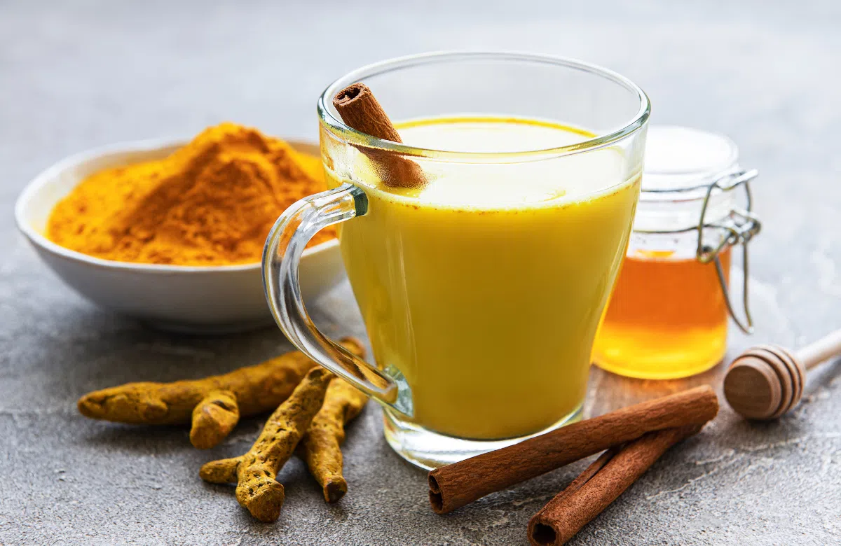 Một ly nước nghệ ấm buổi sáng hỗ trợ hệ tiêu hoá và xương khớp hoạt động tốt hơn (Ảnh minh hoạ)