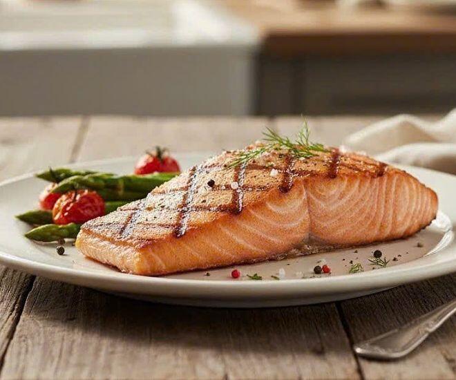 Cá hồi có thể ăn sống hoặc chế biến vừa phải giúp giữ lại độ tươi và lượng omega-3 tự nhiên. Tuy nhiên, người có có hệ tiêu hóa yếu tránh ăn cá hồi sống vì có thể gây đầy bụng, khó tiêu (Ảnh minh hoạ)