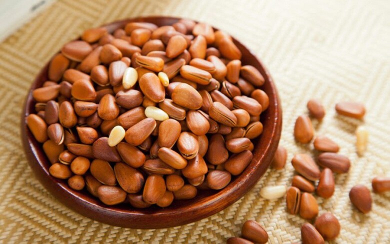 Bạn có thể bổ sung hạt thông vào thực đơn bằng cách ăn trực tiếp, hoặc thêm vào các món ăn khác, tuy nhiên nên ăn với lượng vừa phải, tương đương khoảng 20-30g mỗi ngày (Ảnh minh hoạ)