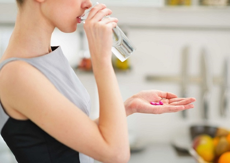 Để hấp thu canxi một cách tốt nhất, bạn nên bổ sung vào buổi sáng thay vì vào buổi tối, gây ảnh hưởng đến giấc ngủ (Ảnh minh hoạ)