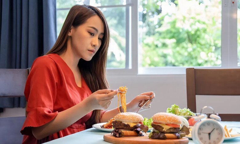 Ăn thường xuyên các thức ăn chiên rán, nhiều dầu mỡ không chỉ khiến cơ thể không hấp thu đủ dưỡng chất mà còn dễ bị tăng cân, béo phì (Ảnh minh hoạ)