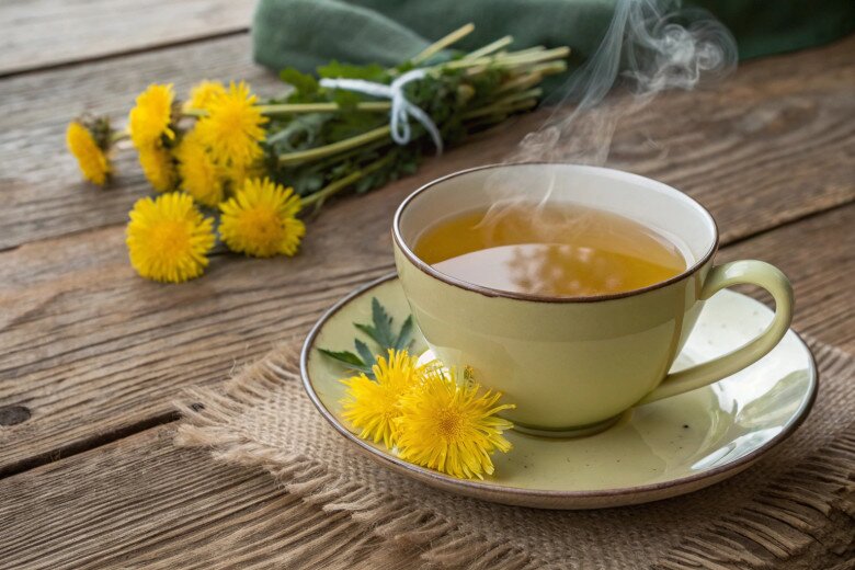 Bạn có thể thêm vài lát gừng, cam thảo hoặc hoa hồng khô khi pha trà, vừa giúp hương vị thơm dịu, vừa hạn chế tác dụng phụ do lạnh bụng (Ảnh minh hoạ)