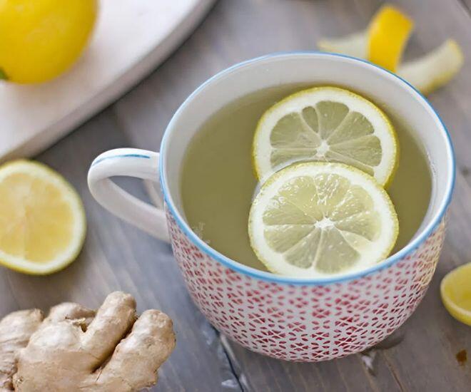 Với những người có dạ dày yếu, không nên uống nước chanh ấm trước khi ăn sáng để tránh ảnh hưởng đến sức khoẻ (Ảnh minh hoạ)