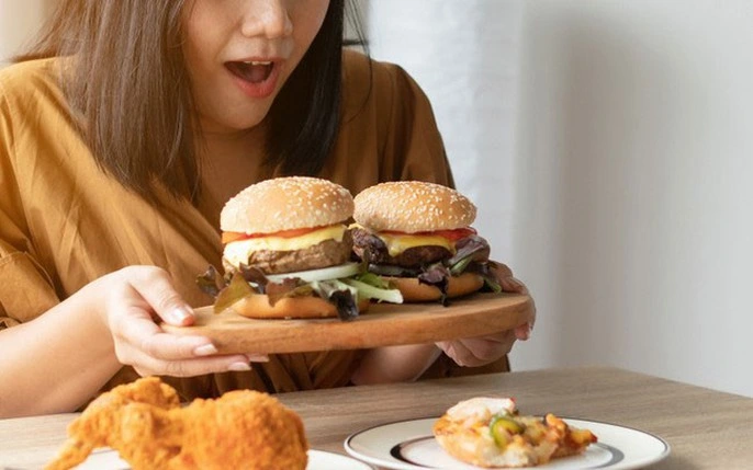 Đồ chiên rán, dầu mỡ là một trong những thủ phạm làm tăng mỡ nội tạng (Ảnh minh hoạ)