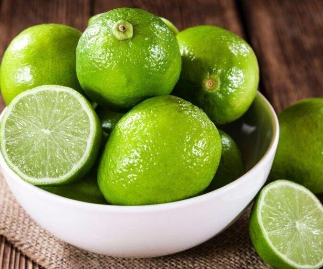 Uống nước chanh ấm mỗi buổi sáng giúp cơ thể được thanh lọc và giảm gánh nặng cho thận (Ảnh minh hoạ)