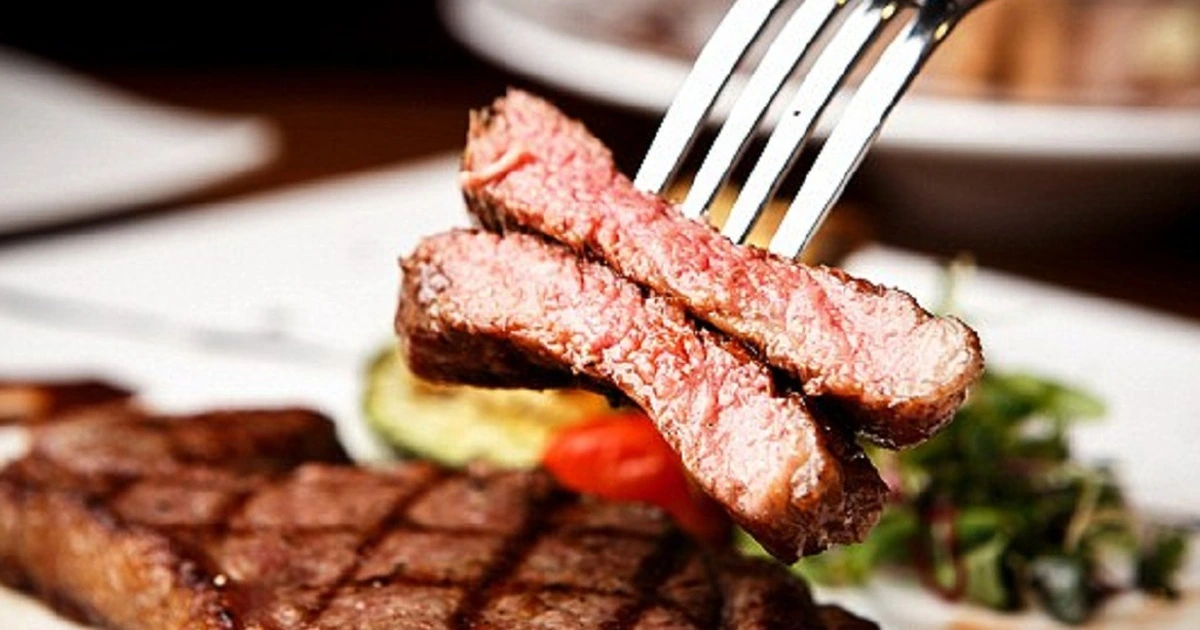 Bổ sung quá mức lượng thịt đỏ cần thiết, thận phải tăng khả năng đào thải lên đến 120-150%, dễ khiến thận suy yếu (Ảnh minh hoạ)