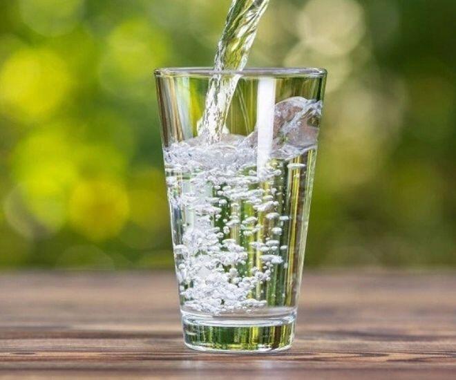 Để tốt cho sức khoẻ, bạn nên tập uống nước đều đặn mỗi ngày, tránh đến khi khát nước mới bổ sung nước (Ảnh minh hoạ)
