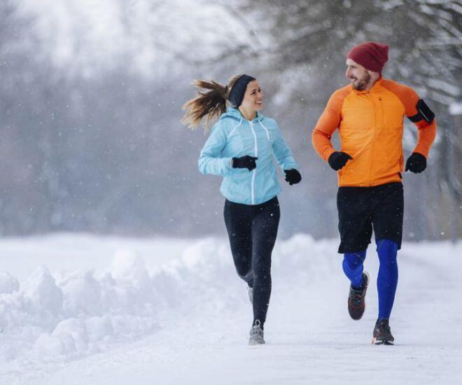 Mặc nhiều lớp quần áo mỏng vừa giúp giữ ấm cơ thể vừa tránh được tình trạng sốc nhiệt sau khi tập thể dục (Ảnh minh hoạ)