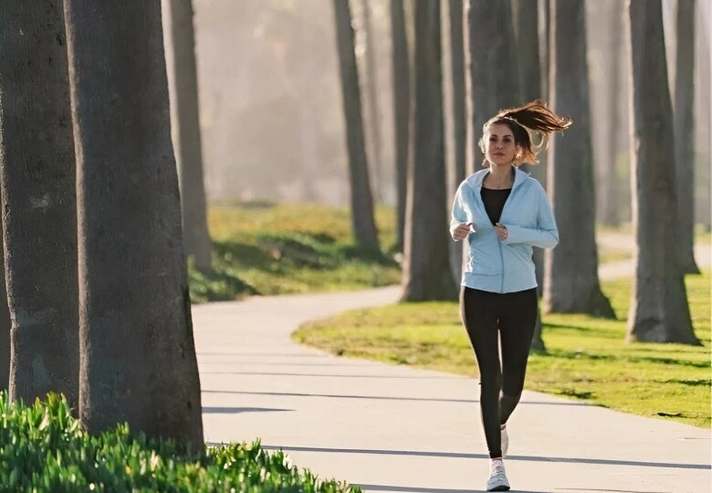 Nên tập thể dục dưới ánh nắng ấm nhẹ vào sáng sớm giúp bạn tăng cường năng lượng, cải thiện sức khỏe và tâm trạng, tránh tình trạng quá lạnh cho cơ thể (Ảnh minh hoạ)