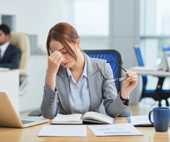 Công việc căng thẳng kéo dài là một trong những nguyên nhân dẫn đến đột quỵ não (Ảnh minh hoạ)