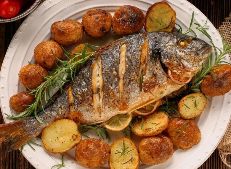 Cá vược có thể chế biến thành nhiều món ăn khác nhau, thích hợp đưa vào bữa ăn hằng ngày cho gia đình (Ảnh minh hoạ)