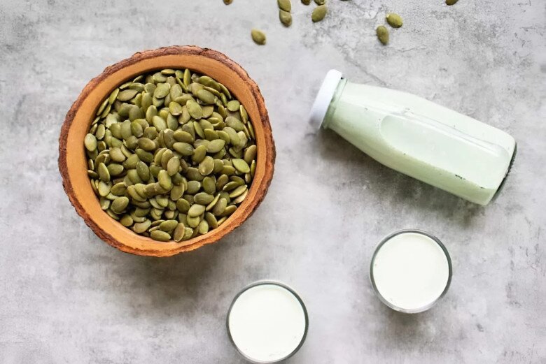 Bổ sung hạt bí vào chế độ ăn hằng ngày vừa giúp cải thiện sức khoẻ vừa giúp đẹp da, giữ dáng (Ảnh minh hoạ)