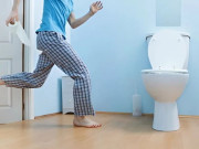 Sức khỏe - Sau khi uống nước, người đi vệ sinh thường xuyên hay ít đi vệ sinh, ai có thận khỏe mạnh hơn?