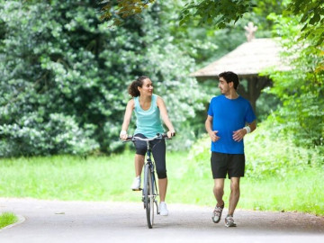 Khác biệt giữa người đi bộ và người đạp xe: Ai sẽ khỏe và trẻ đẹp hơn về lâu dài?