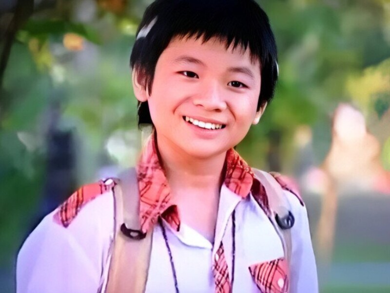 Từng là "tình đầu quốc dân" Ma Suri đáng yêu trong Gia đình phép thuật - bộ phim gắn liền với tuổi thơ của thế hệ 8X, 9X, Gia Kỳ nay đã trưởng thành, điển trai và có cuộc sống viên mãn bên vợ con.