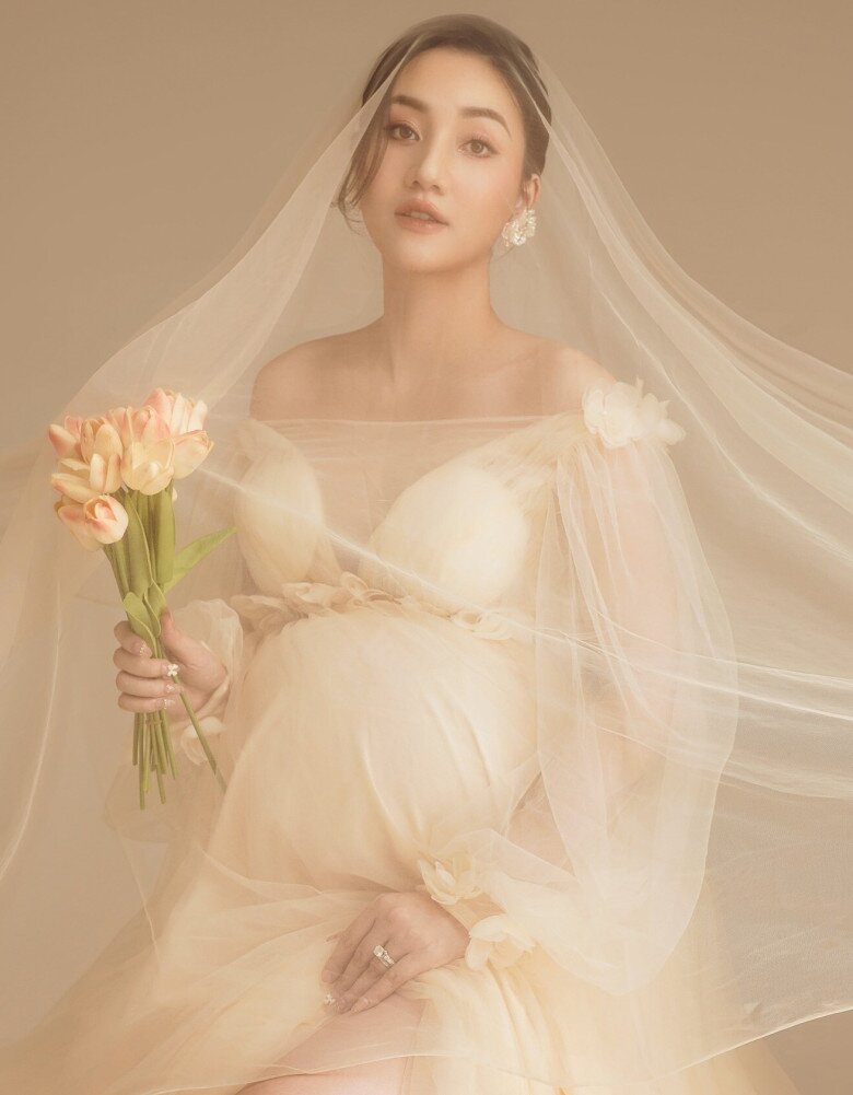 Ảnh bầu hiếm hoi được người đẹp chia sẻ.