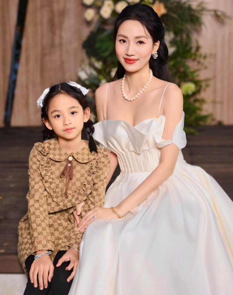 Chân dài Hà thành khoe dáng nuột sau 2 lần sinh nở, được khen như chị gái của các con.