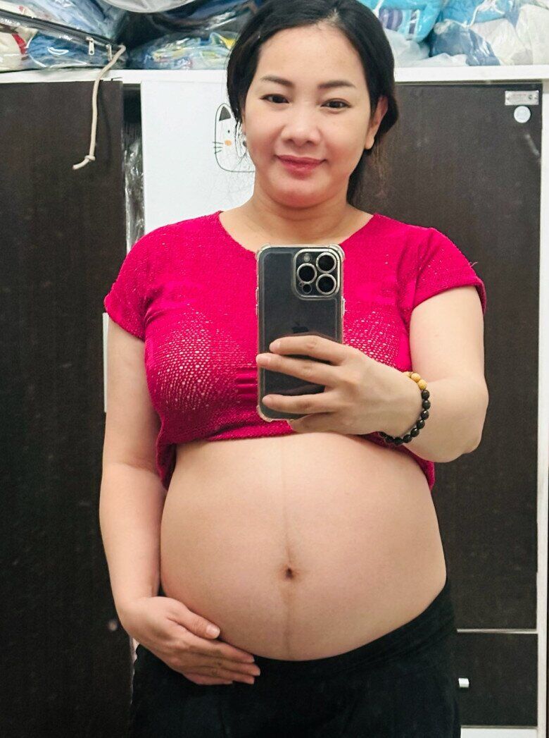 Bà xã Cao Minh Đạt lần đầu khoe cận bụng bầu láng mịn.