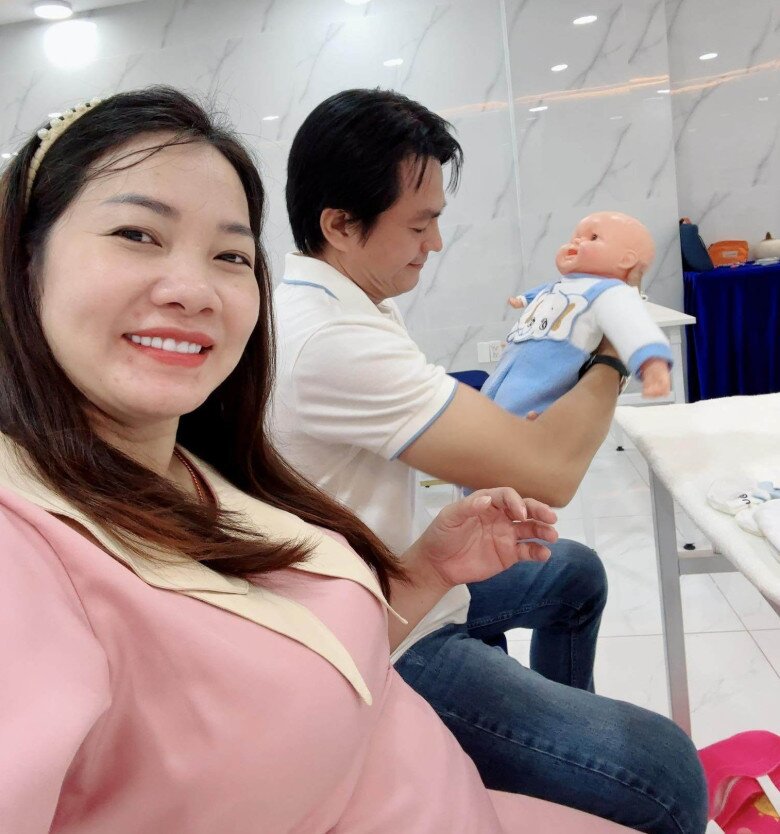 Cao Minh Đạt thực hành ẵm em bé, chị Trúc Trương tươi tắn ở tam cá nguyệt thứ 3.