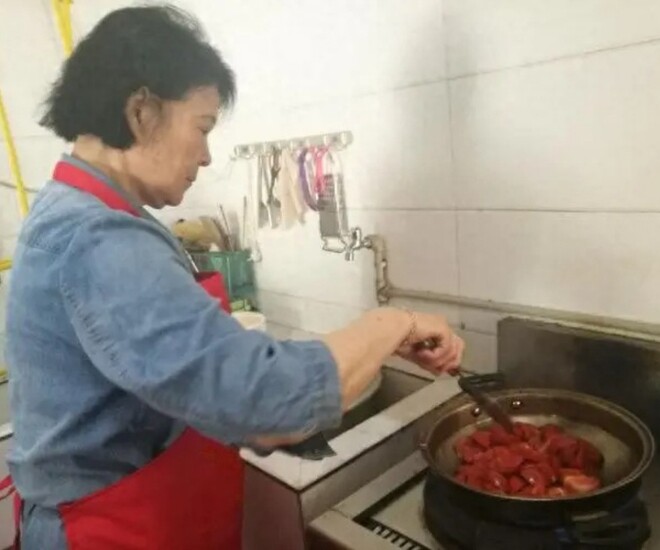 Bà ngoại làm bảo mẫu không công phụ chăm cháu 6 năm - Ảnh minh hoạ.