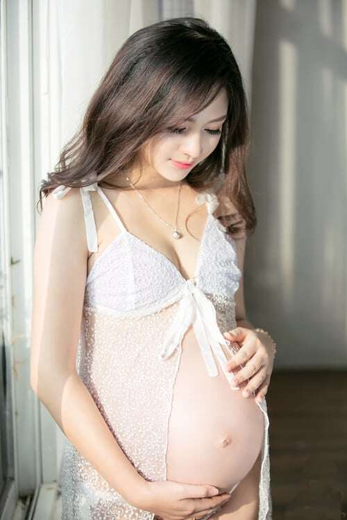 9X khoe bụng bầu láng mịn với nội y.