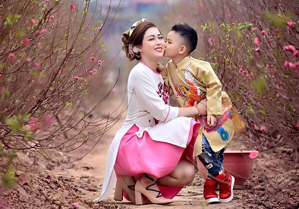 Mẹ một con vừa đi học vừa chăm sóc cho nhóc tỳ.