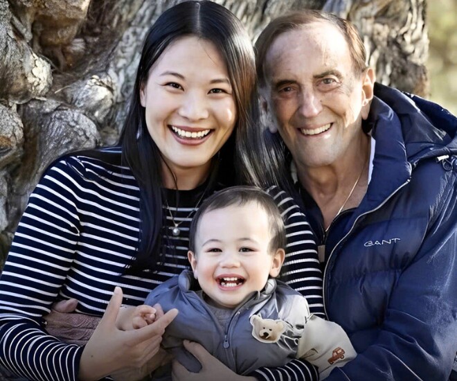 Bác sĩ 93 tuổi đón con trai với vợ kém 56 tuổi.