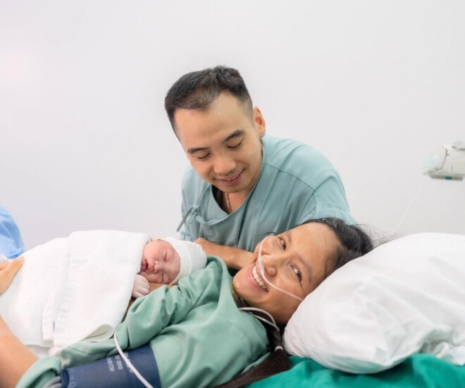 Chồng nhiếp ảnh cùng HHen Niê đón con yêu.