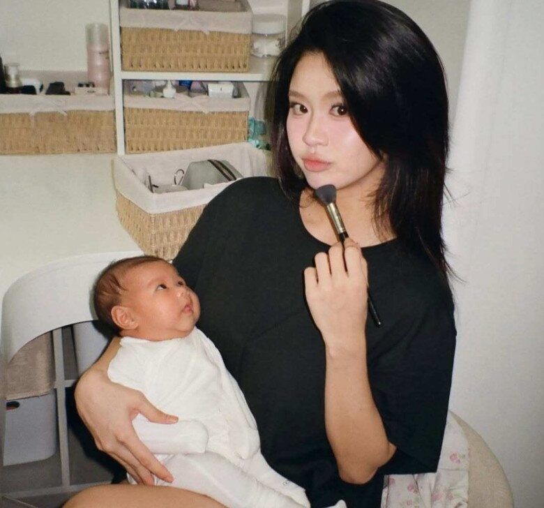 Từ cô hot girl học đường năm nào, 9X nay trưởng thành hơn nhiều khi làm mẹ.